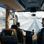 Araçsız kış tatili için İstanbul'dan kalkan bir otobüsün karlı yol manzarası