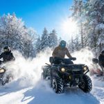 Kartepe'de kar üzerinde ATV safari turu yapan insanlar