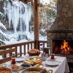 Maşukiye kış rehberi için şelale kenarında şömineli bir restoran manzarası